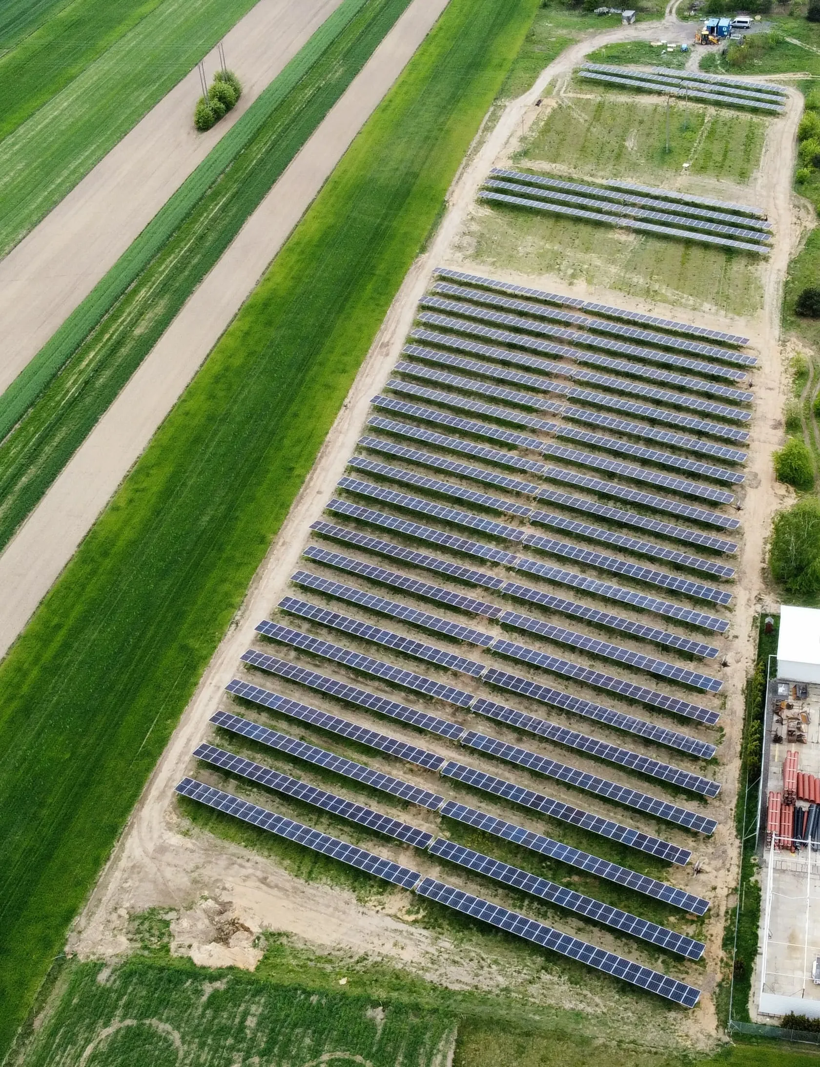 Rzędy paneli fotowoltaicznych na trackerach jednoosiowych w Elektrowni Koluszki