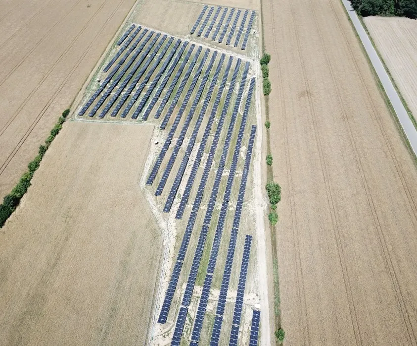 Elektrownia Płocochowo — rzędy paneli fotowoltaicznych na trackerach jednoosiowych, widok z lotu ptaka